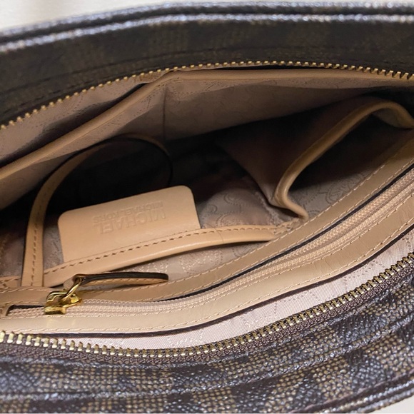 Michael Kors Jet Set Travel Messenger Bag - Picture 5 of 16